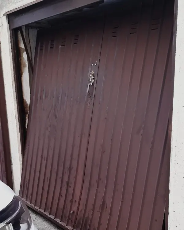 Porta basculante del garage deformata e fuori squadra – riparazione serrande a Padova