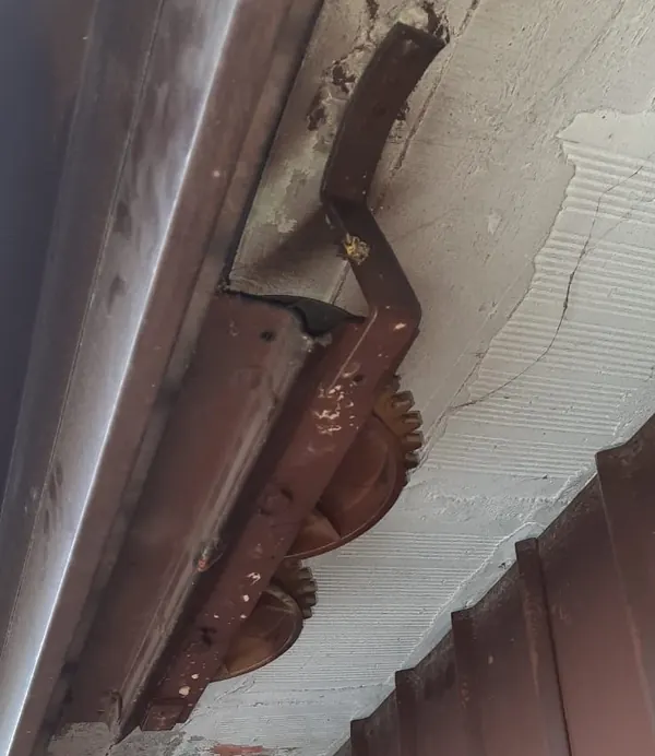 Carrello con ruote dentate e braccio di una porta basculante – riparazione serrande a Padova